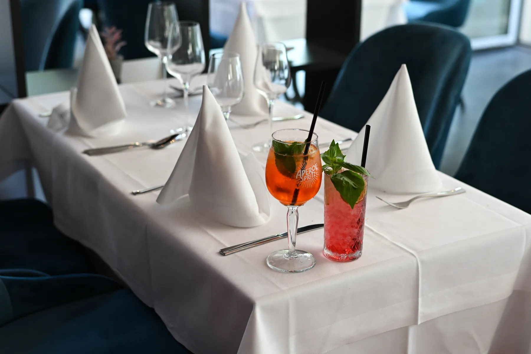 Aperitifs im Velaro: Spritz-Gläser mit Minze, frisch gemixt und eingeschenkt